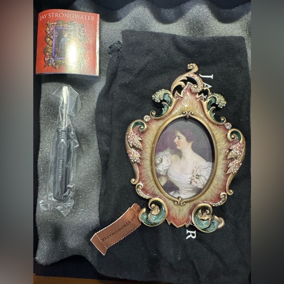 JAY STRONGWATER VICTORIANA YVONE FRAME. 
HAND PAINTED ENAMEL& SWAROVSKI
CRYSTALS - Picture 5 of 5